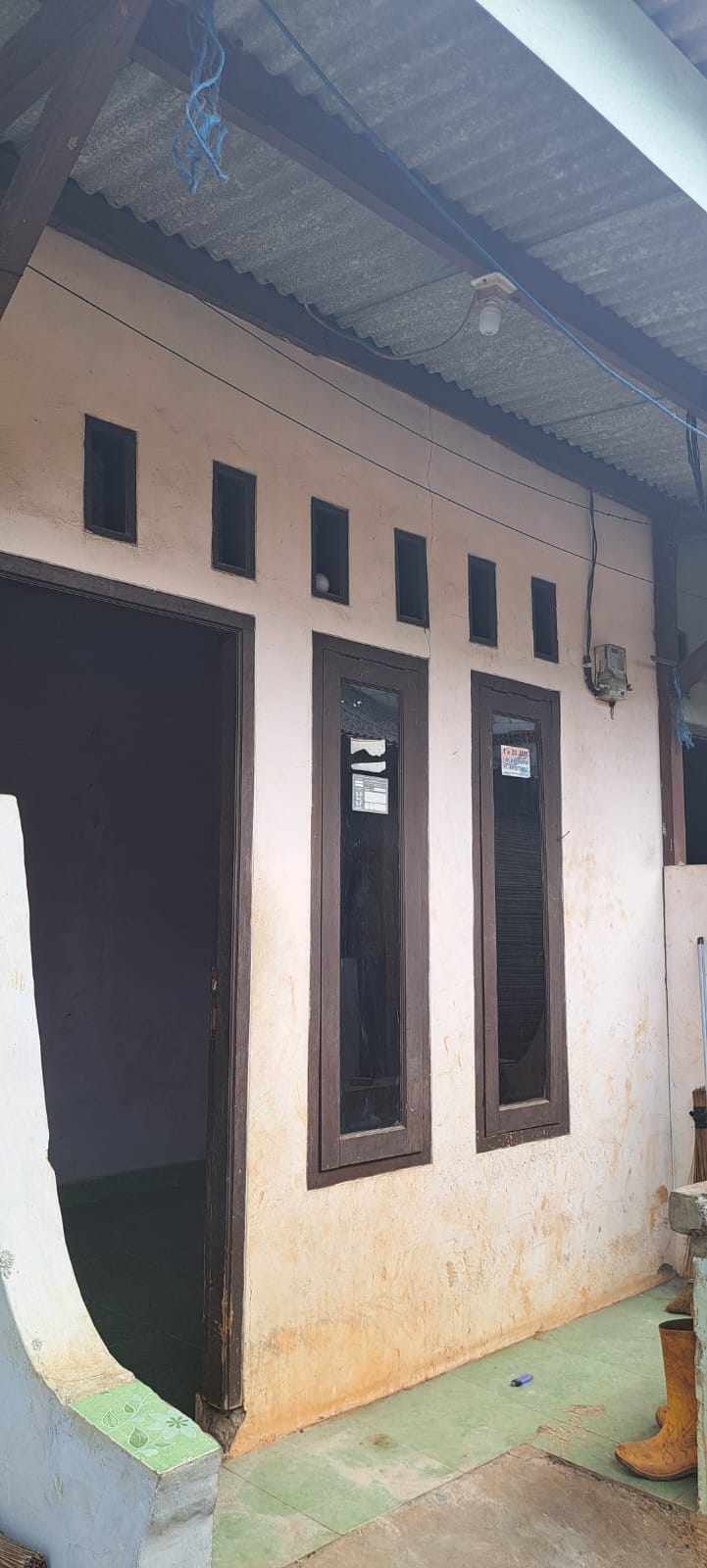 Dijual Butuh Rumah induk dan 3 pintu kontrakan
