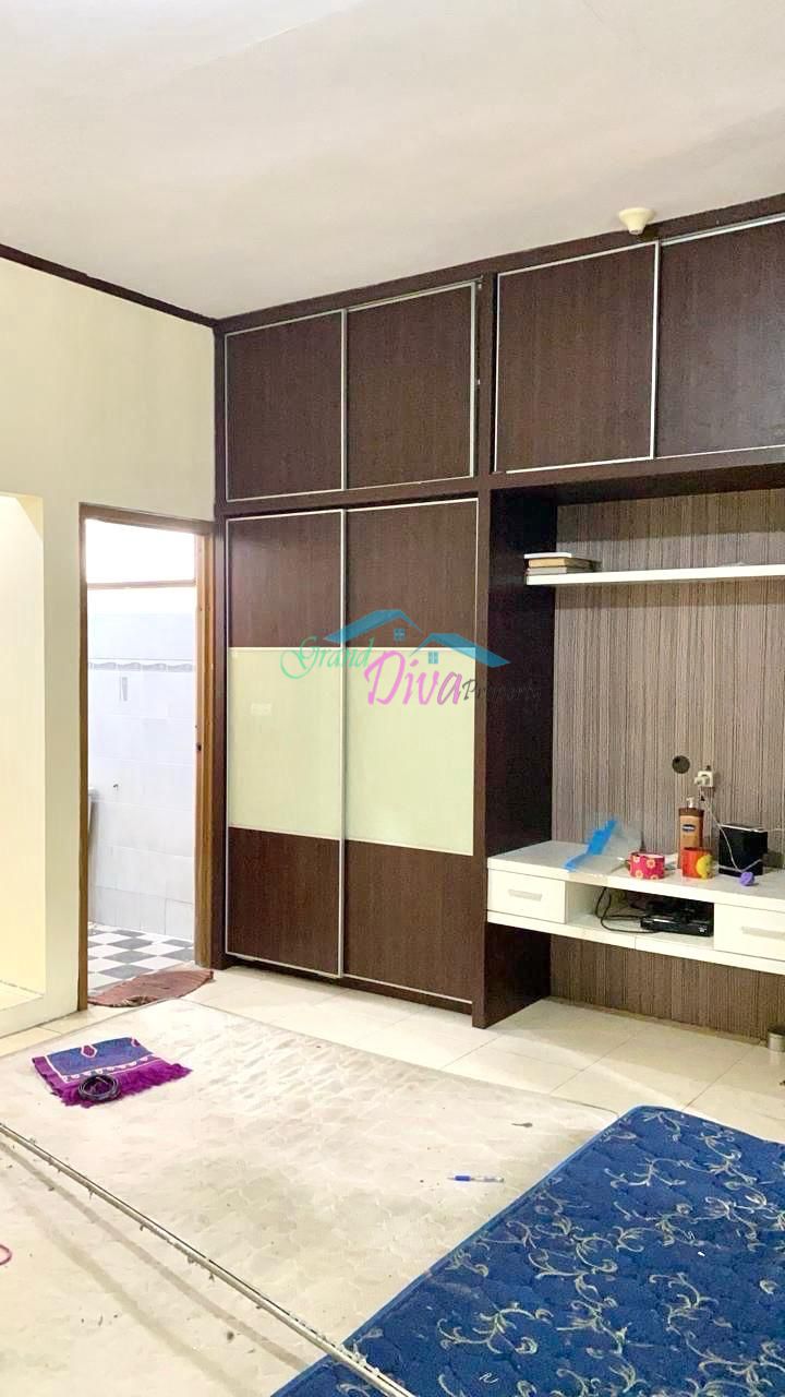 RUMAH DENGAN LAHAN YANG LUAS DI JL. KAPUT JATI MAKMUR PONDOKGEDE