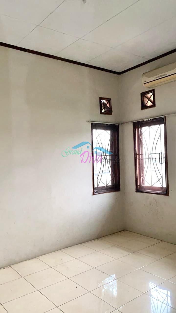 RUMAH DENGAN LAHAN YANG LUAS DI JL. KAPUT JATI MAKMUR PONDOKGEDE