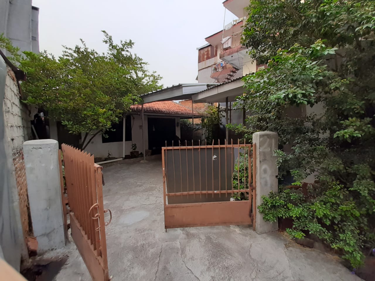 Dijual tanah strategis bonus rumah di bawah Njop di Setia Budi