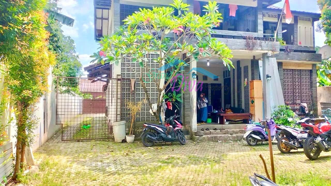 RUMAH DENGAN LAHAN YANG LUAS DI JL. KAPUT JATI MAKMUR PONDOKGEDE