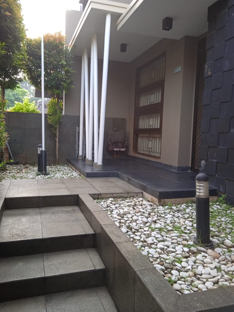 Jual rumah mewah dengan swimming pool di Pesona Khayangan, Depok