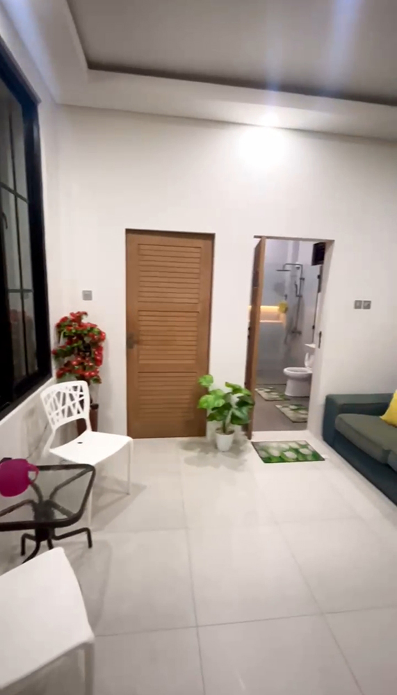 Rumah Gaya Kontemporer 4 Kamar Tidur 2 Kamar Mandi di Arcamanik