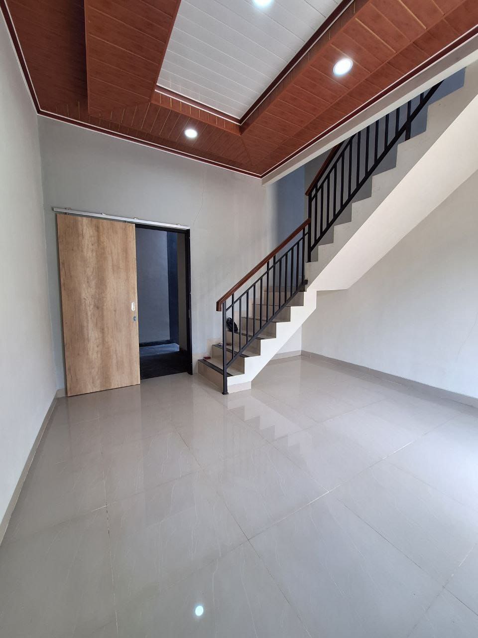 Rumah 2Lt industrialis di Pondok Kacang Timur Tangerang Selatan