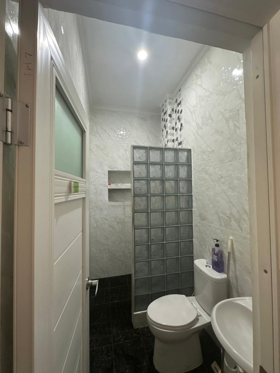 Rumah 2 lantai nyaman terawat super strategis di Turangga