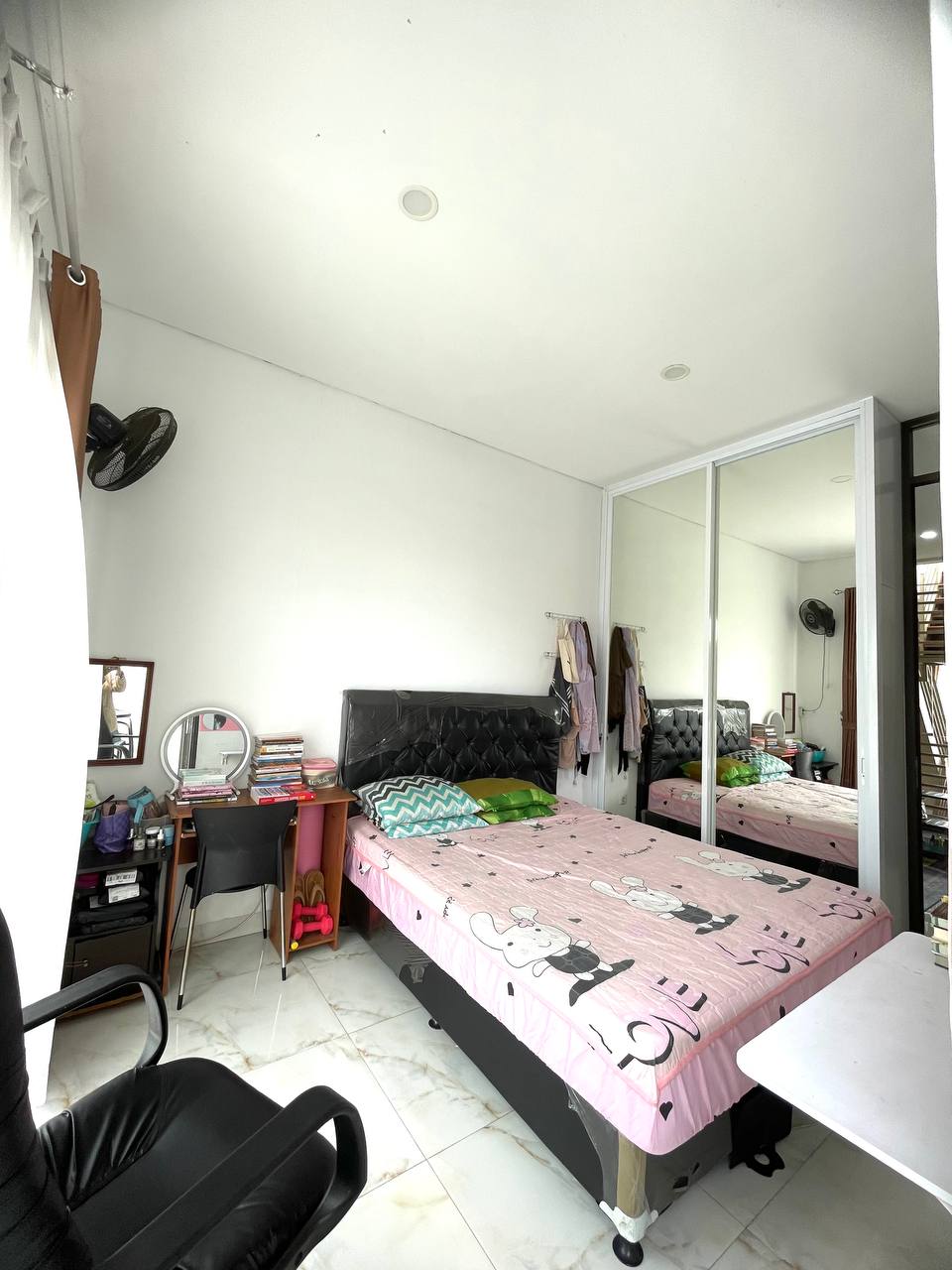 Rumah 3 lantai nyaman terawat di Cisaranten Kulon Arcamanik