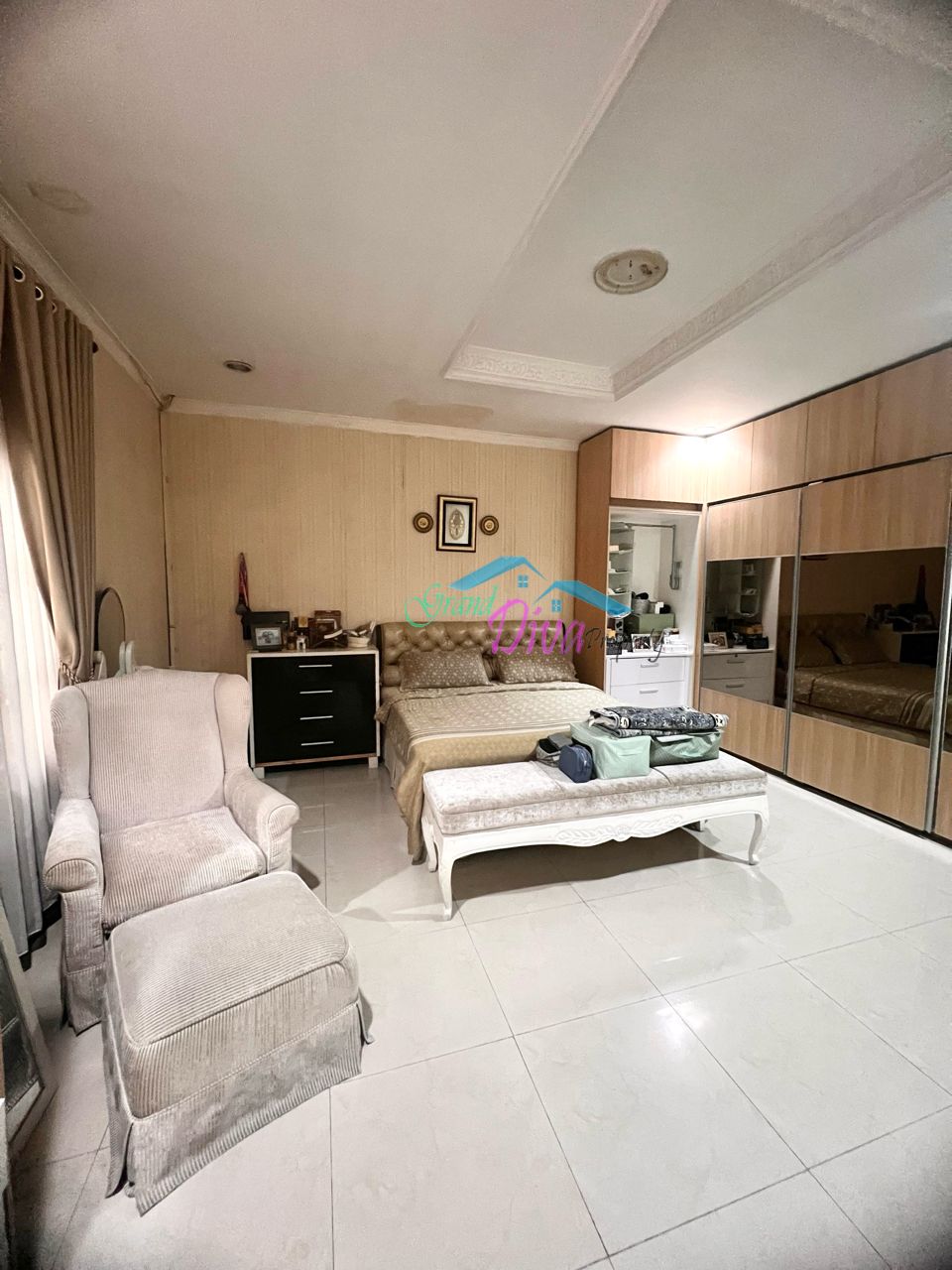 RUMAH BAGUS 2 LANTAI DI PERUMAHAN JATINEGARA BARU