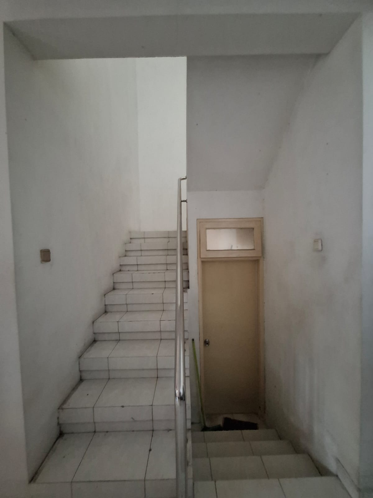 Dijual rumah posisi hook di Taman Modern Jakarta Timur