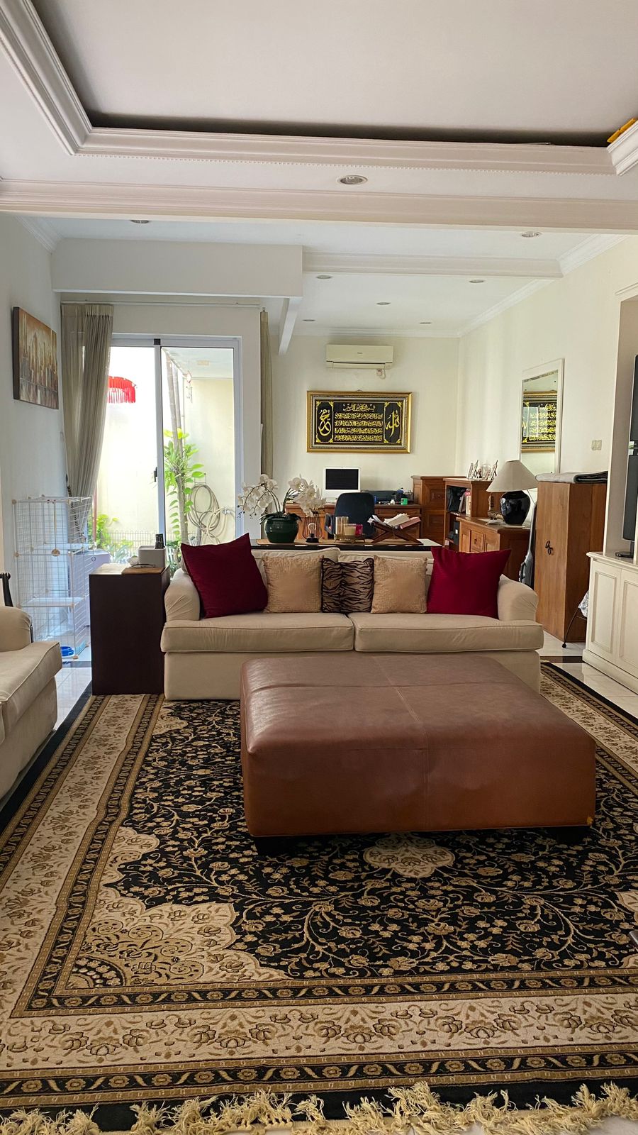 Rumah mewah dalam Komplek Raffles Hills Cibubur semi Furnish