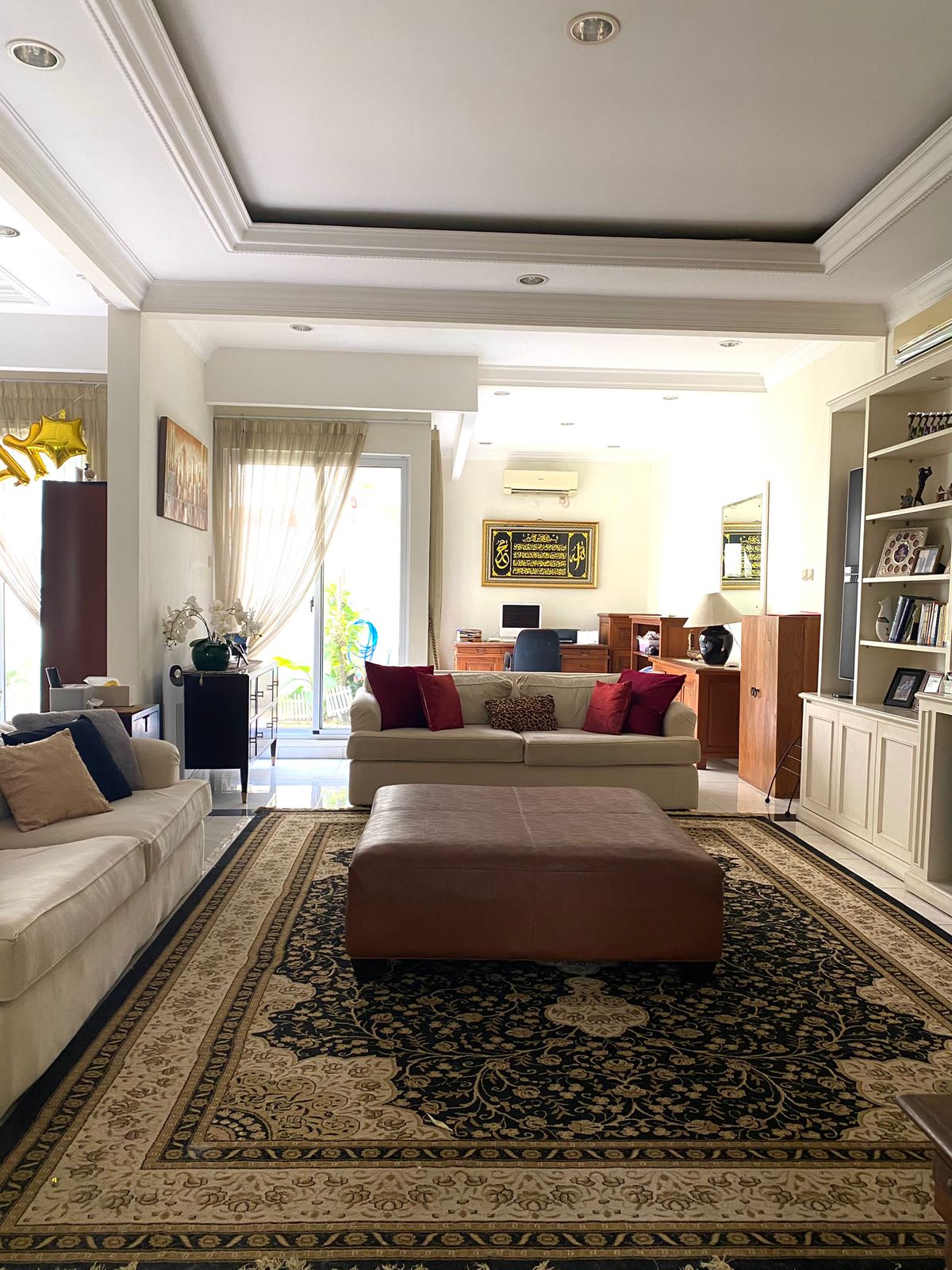 Rumah mewah dalam Komplek Raffles Hills Cibubur semi Furnish