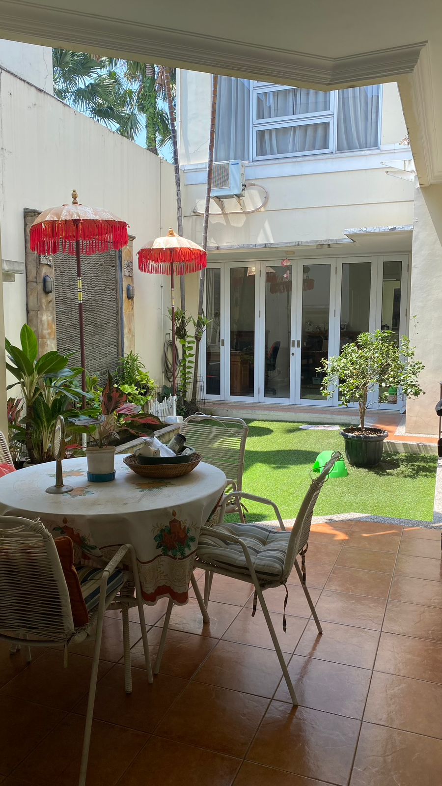 Rumah mewah dalam Komplek Raffles Hills Cibubur semi Furnish