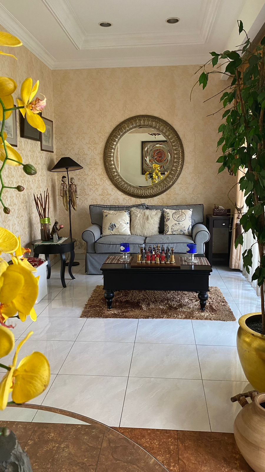 Rumah mewah dalam Komplek Raffles Hills Cibubur semi Furnish