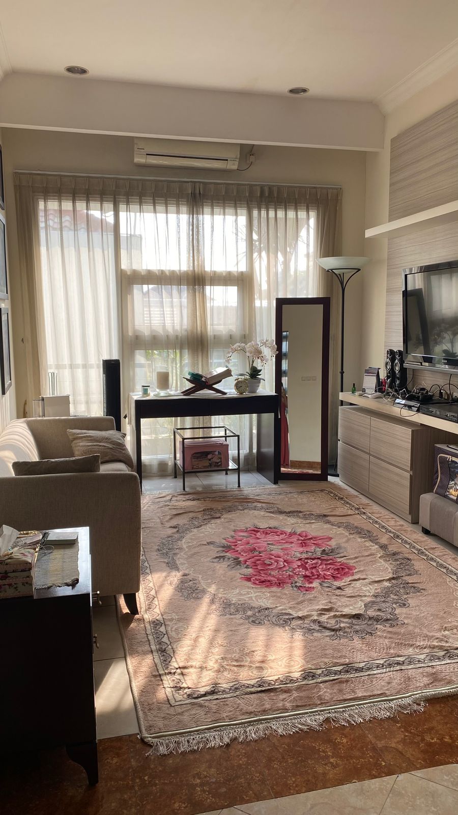 Rumah mewah dalam Komplek Raffles Hills Cibubur semi Furnish